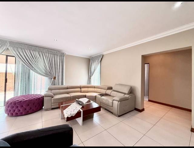 3 BEDROOM HOUSE FOR SALE IN THATCHFIELD